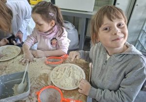 przesiewanie mąki
