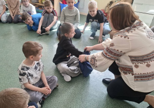Dzieci podczas zabaw sensorycznych.