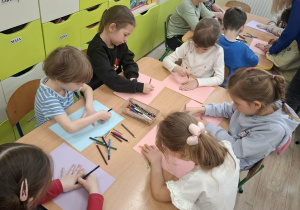 Dzieci podczas pracy plastycznej.
