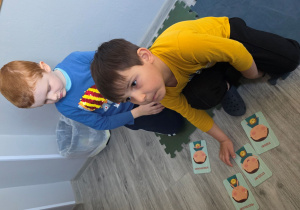 Dominik dopasowuje odpowiedni obrazek.