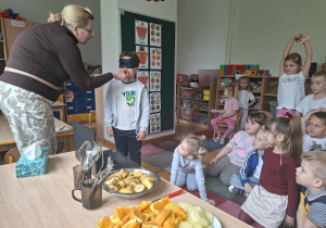 dzieci smakują owoców