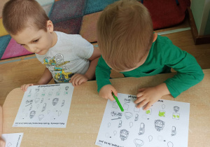 dzieci wykonują kartę pracy