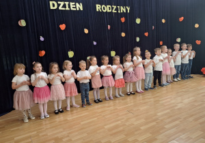 dzieci śpiewają piosenkę