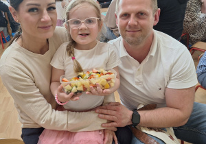 rodzina pozuje do zdjęcia