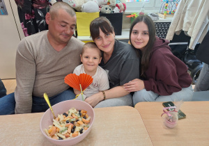 rodzina pozuje do zdjęcia