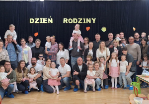 rodzice z dziećmi pozują do zdjęcia
