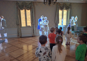 dzieci patrzą na wyświetlany hologram