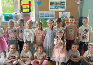 dzieci pozują do zdjęcia grupowego