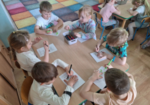 dzieci kolorują pana Ble