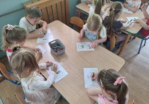 dzieci kolorują pana Ble