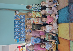 dzieci pozują do zdjęcia grupowego