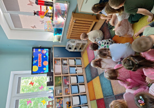 dzieci oglądają bajkę edukacyjną