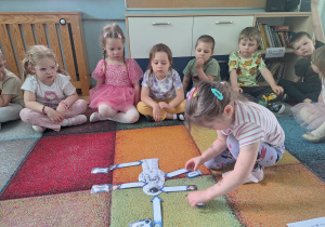 dziewczynka wskazuje elementy kombinezonu astronauty