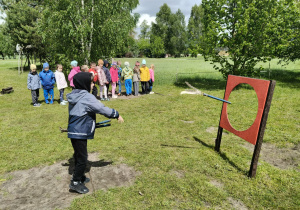 Dzieci biorą udział w konkurencjach zręcznosciowych.