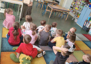 Dzieci słuchają opowiadania.