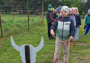 Dzieci biorą udział w zabawach na powietrzu.