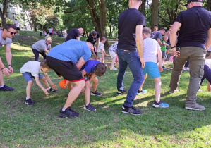 Dzieci i rodzice biorą udział w warsztatach sportowych.