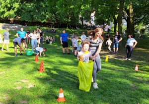 Dzieci i rodzice biorą udział w warsztatach sportowych.