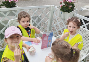 Dzieci jedzą lody.
