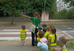 Dzieci na spacerze.