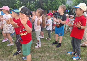 dzieci tańczą