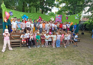 dzieci pozują do zdjęcia grupowego