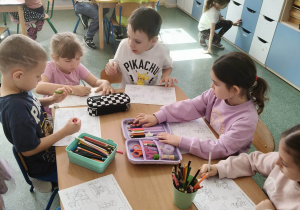 Dzieci wypełniają krty pracy.