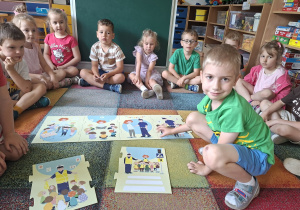 Chłopiec układa we właściwej kolejności element