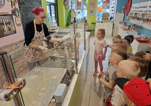dzieci oglądają proces tworzenia słodyczy