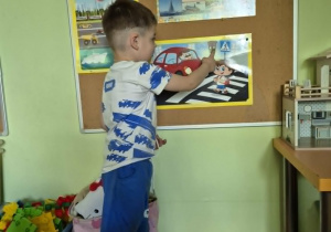 Chłopiec wskazuje na obrazku zielone światło na sygnalizatorze