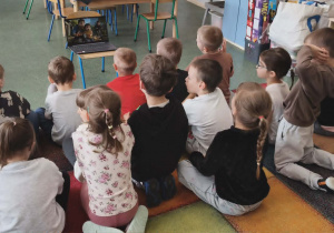 Dzieci słuchają opowiadania pt.:"Leoś i zderzenie z hulajnogą elektryczną".