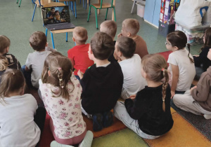Dzieci słuchają opowiadania pt.:"Leoś i zderzenie z hulajnogą elektryczną".