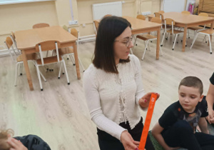 Dzieci uczestniczą w zajęciach poświęconych bezpieczeństwu podczas korzystania z roweru i hulajnogi.