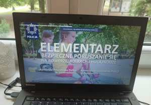 Dzieci uczestniczą w zajęciach poświęconych bezpieczeństwu podczas korzystania z roweru i hulajnogi.