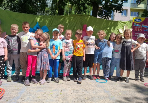 Dzieci pozują do zdjęcia.