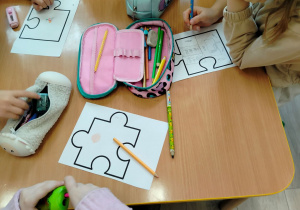 Dzieci wykonują puzzle różnorodności