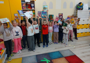 Dzieci pozują ze swoimi ulubionymi książeczkami