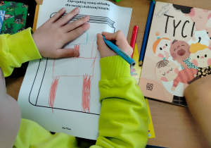 Dziecko projektuje swoją ulubioną okładkę