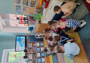 dzieci oglądają bajkę o Empatku