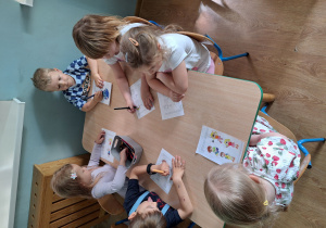 dzieci robią kartę pracy