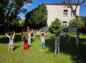 Zabawy ruchowe na świeżym powietrzu.