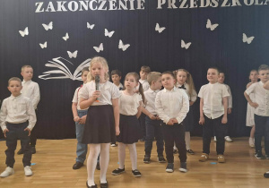 Dzieci podczas występu.