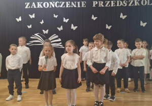 Dzieci podczas występu.