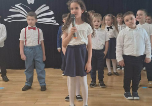 Dzieci podczas występu.