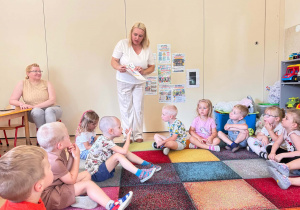 na ilustracji pani psycholog pokazuje smutną minę