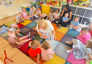 dzieci pokazują gdzie jest smutek