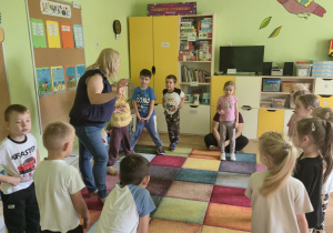 Dzieci stoją w kole z panią psycholog