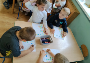 Dzieci kolorujące według rytmu