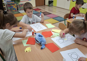Dzieci wykonują pracę plastyczną.