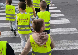 Dzieci podczas spaceru na skrzyżowanie.